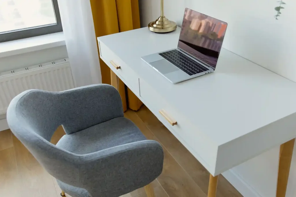 Small home office desk that fits the room layout