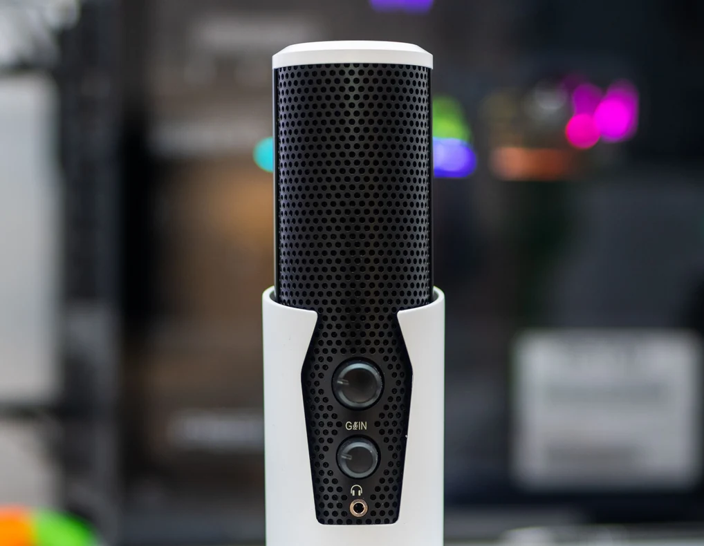 Compact USB desktop microphone for a small home office
