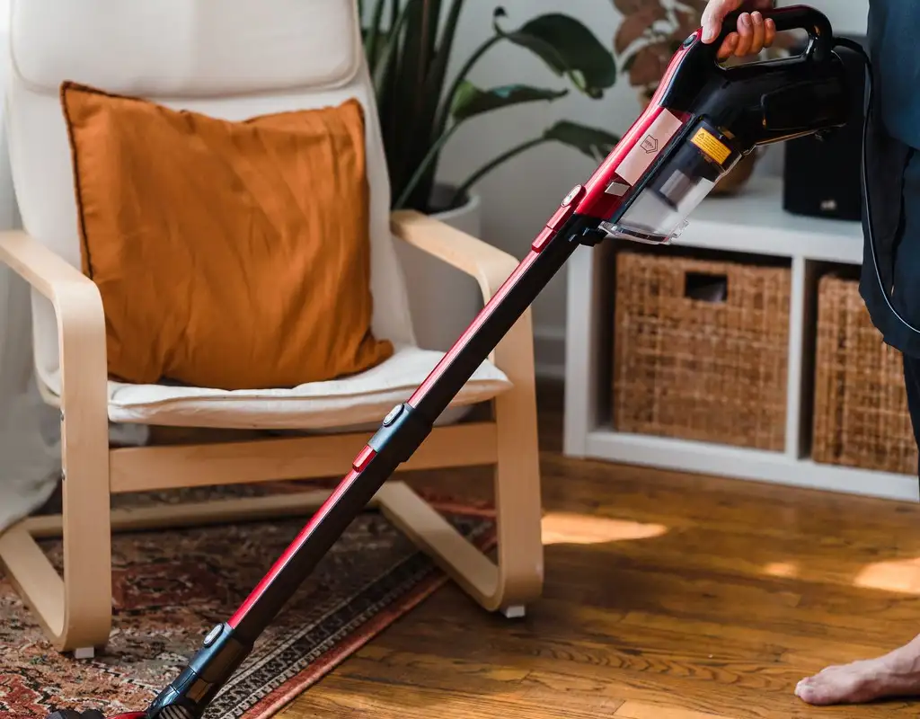 Compact vacuum cleaner for small apartments