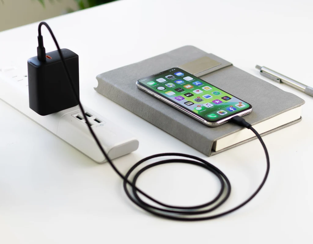 Compact power strip with USB ports