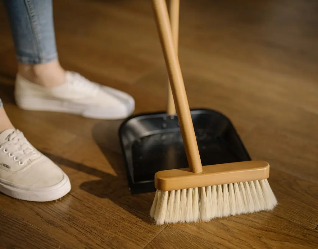 Slim broom and dustpan for small apartments