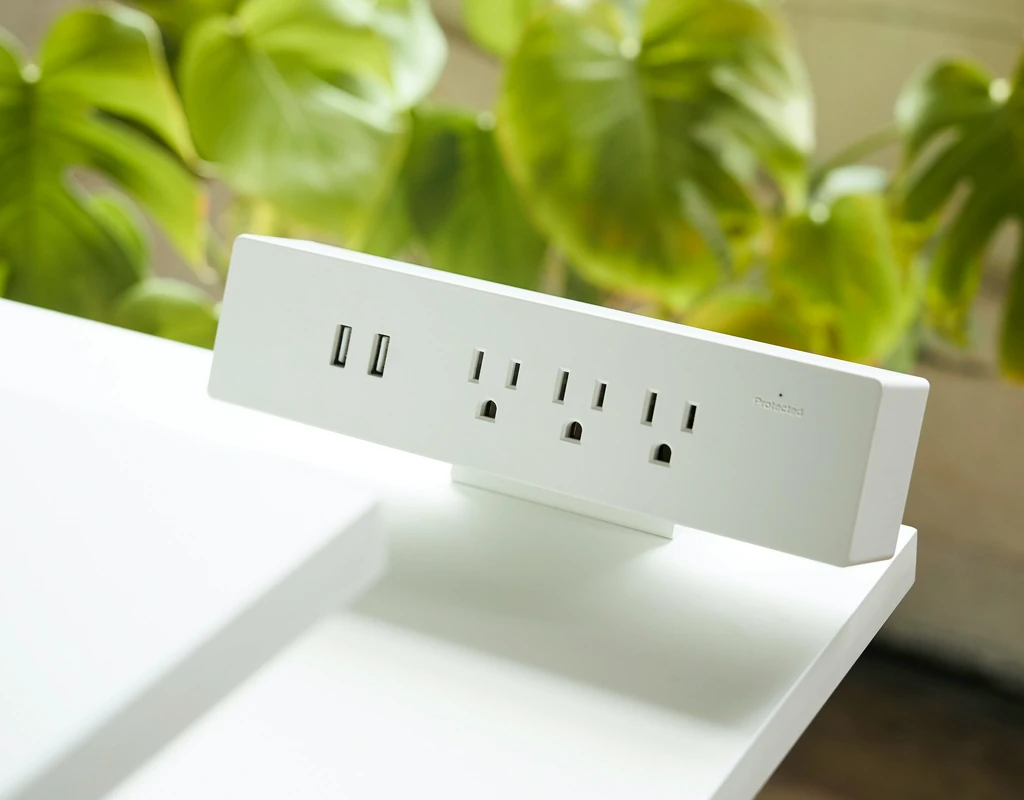 Slim compact power strip