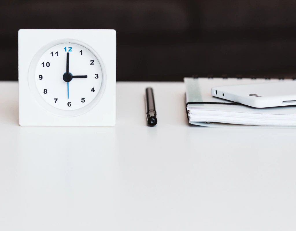 Small silent analog desk clock for a compact home office