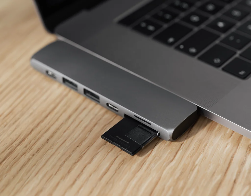 USB hub with SD and microSD card slots for a small home office